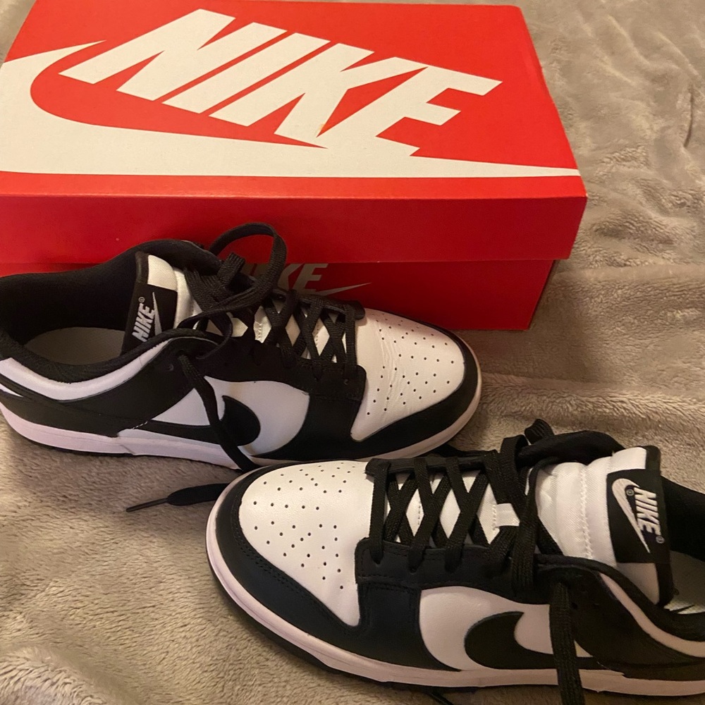 Women’s Nike panda dunks. Size 8.5